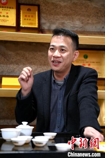 福建省泮夷农业发展有限公司负责人张林海见证了近年来茶村的发展变化。　张金川 摄