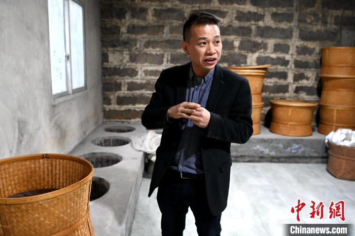 福建省泮夷农业发展有限公司负责人张林海分享制茶工艺的改进，提升茶叶品质。　张金川 摄