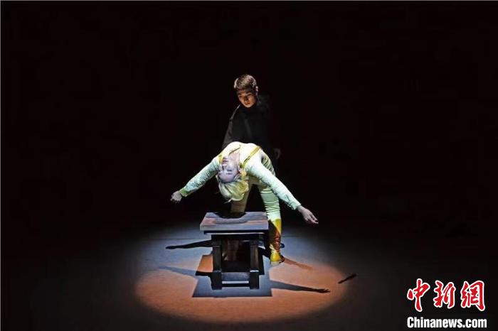 《朱丽小姐》再登舞台以浓烈色彩描绘一场心灵之战