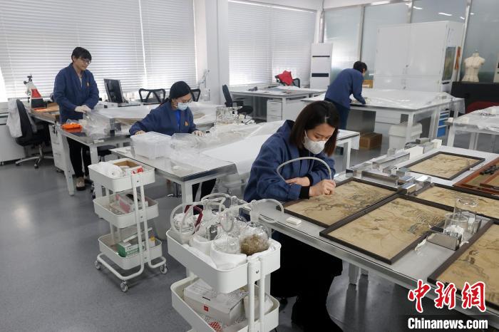 故宫唯一全员女性修复小组：一针一线为文物回春