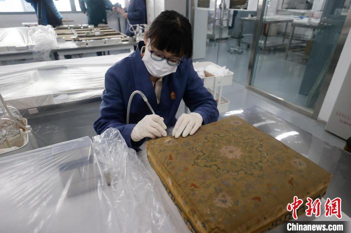 工作人员用显微镜观测文物细微处的状况 杜洋 摄