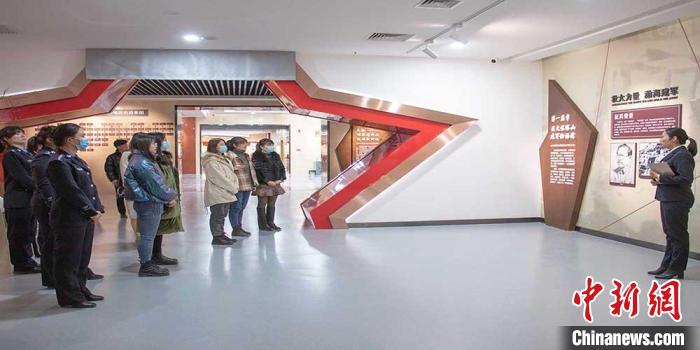 3月7日,退役女兵参观新疆兵团第二师铁门关市革命历史纪念馆。 冯波 摄