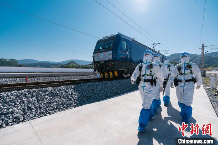 图为民警对列车进行查验。 磨憨边检站供图