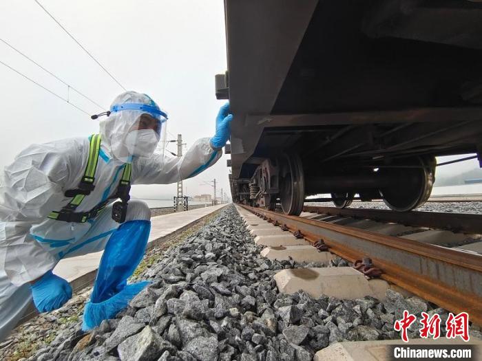 磨憨边检站助力云南“跨境电商+铁路运输”落地中老铁路