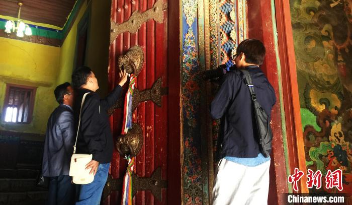 图为纪录片《发现拉萨》拍摄现场。　江苏广电、拉萨融媒 供图