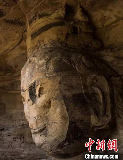 该像的面部、胸腰部风化严重,双臂也已风化坍塌残损 云冈研究院供图