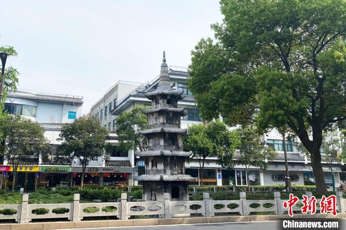 扬州文昌路上的唐代石塔。　崔佳明 摄