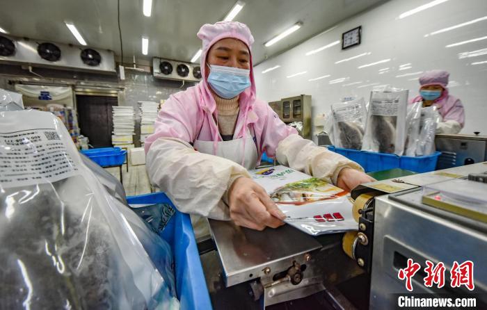 金盛水产员工正在作业。 阮传龙 摄