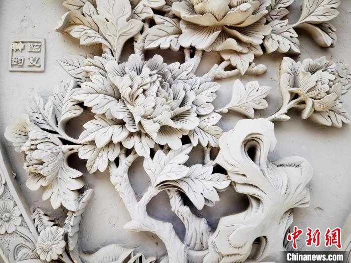 图为砖雕作品上的牡丹花。 艾庆龙 摄