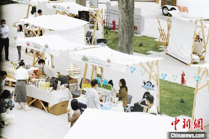 图为市民游客参与首届岛屿玩咖嘉年华活动。　鹭潮？鼓浪屿美院供图