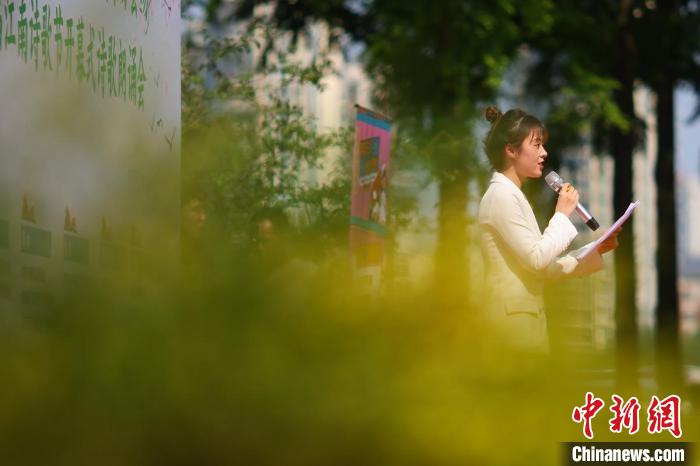 年轻人朗诵诗歌。　泱波 摄