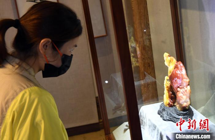 “艺海扬帆——福建省工艺美术大师作品系列传承展”开展。　记者刘可耕 摄