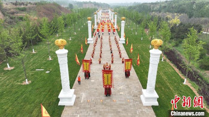 壬寅年海峡两岸神农炎帝民间拜祖大典在山西高平炎帝陵举行。 张磊 摄