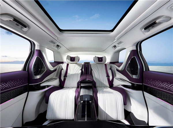 埃尔法压力山大!岚图梦想家私人定制版亮相:隐藏升降大彩电太吸睛