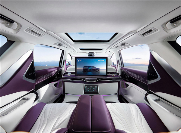 埃尔法压力山大!岚图梦想家私人定制版亮相:隐藏升降大彩电太吸睛