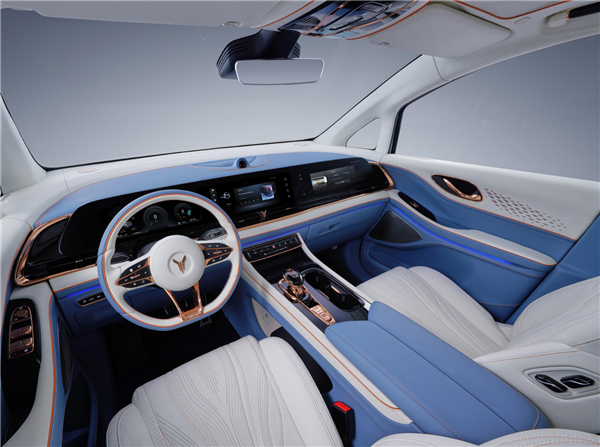 埃尔法压力山大!岚图梦想家私人定制版亮相:隐藏升降大彩电太吸睛