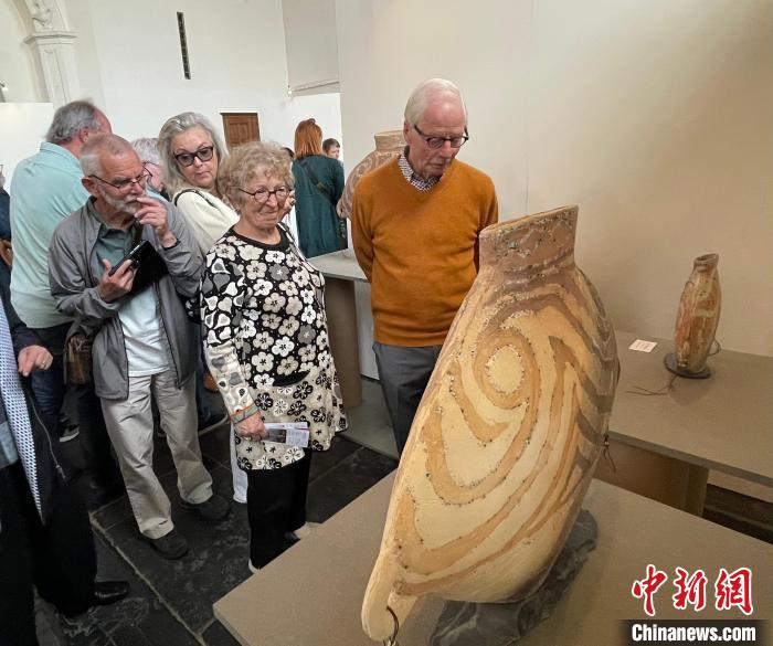 观众对融入马家窑文化的现代陶艺作品兴趣盎然。　德永健 摄