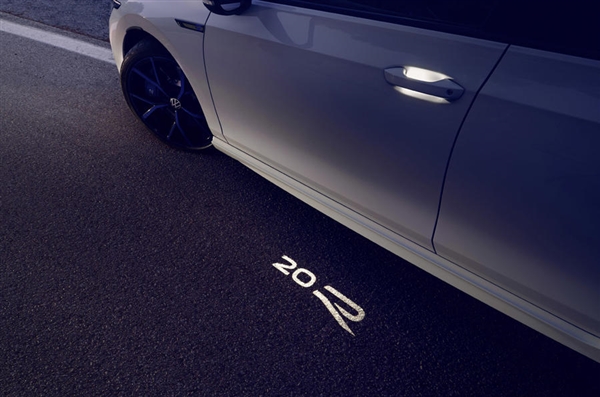 一脚踹出328马力 大众高尔夫R 20周年版发布:比宝马X5还贵!