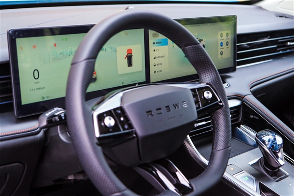 全新一代荣威RX5内饰曝光:档把配有“大钻石”