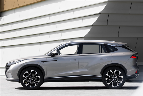 全新一代荣威RX5内饰曝光:档把配有“大钻石”