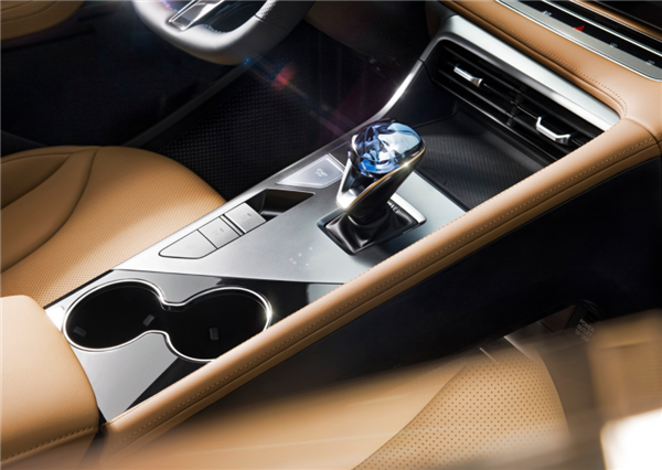 全新一代荣威RX5内饰曝光:档把配有“大钻石”