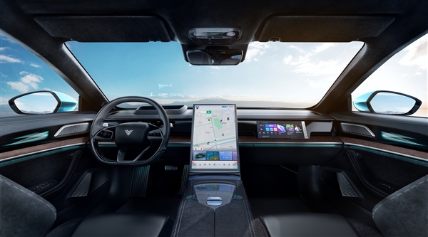 纯电续航800公里 哪吒S内饰首曝:四屏联动