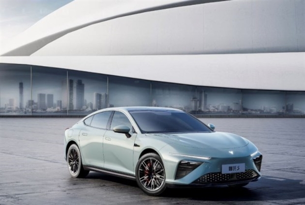 纯电续航800公里 哪吒S内饰首曝:四屏联动