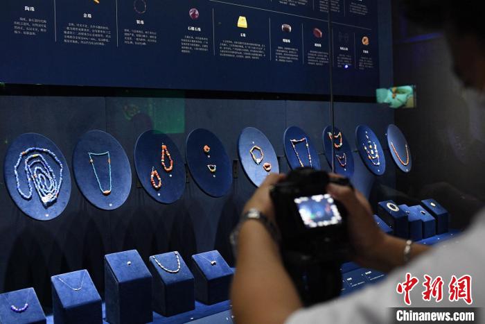 展出的珠饰文物232件(套) 陈楚红 　摄