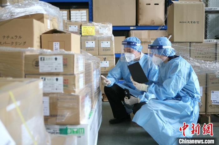 图为北京海关关员对进口食品进行查验,确保通关“零延时”。 马颐琳 摄