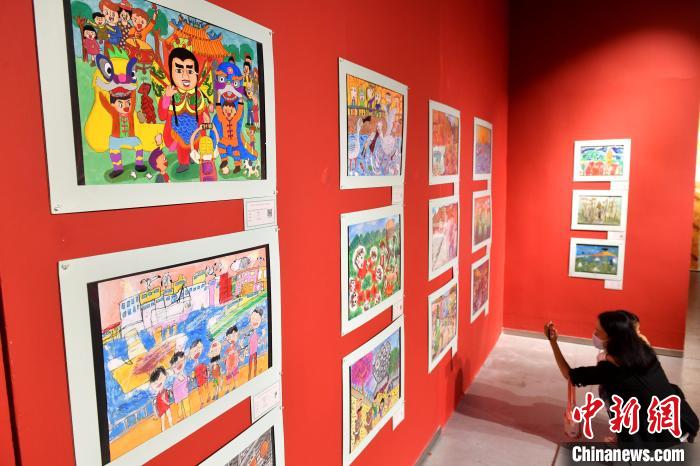 图为市民参观展览。　吕明 摄