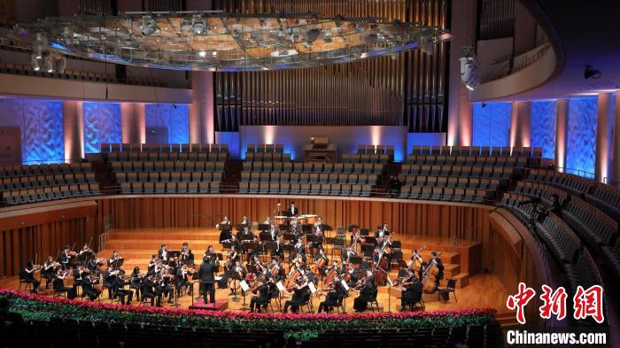 国家大剧院音乐艺术总监吕嘉携国家大剧院管弦乐团重返舞台 牛小北 摄