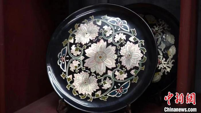 尹利萍制作的漆器。　何芦恒 摄