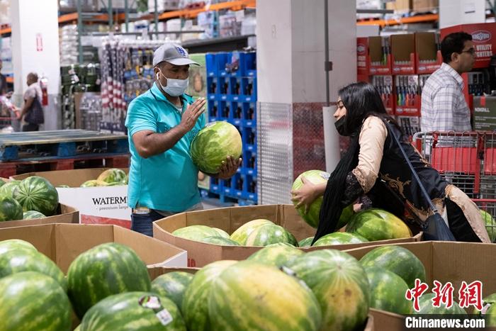 当地时间6月10日,人们在纽约一家超市内选购食品。当日,美国劳工部发布的数据显示,美国5月消费者价格指数(CPI)环比上涨1���比上涨8.6���是继今年3月之后,美国CPI同比涨幅再度刷新40年来的最高值。 <a target=<i></i><i></i>'_blank<i></i><i></i>' href=<i></i><i></i>'/<i></i><i></i>'>中新社</a>记者 廖攀 摄