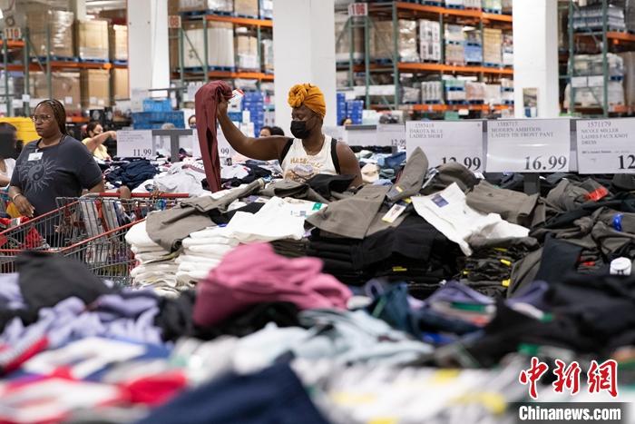 当地时间6月10日,人们在纽约一家超市内选购服装。<a target=<i></i><i></i>'_blank<i></i><i></i>' href=<i></i><i></i>'/<i></i><i></i>'>中新社</a>记者 廖攀 摄