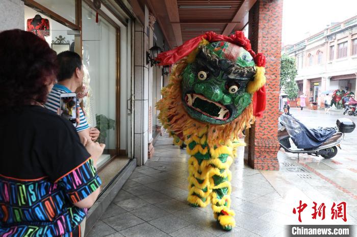 青狮表演队伍走街串巷送祝福。　鲤城宣传部供图