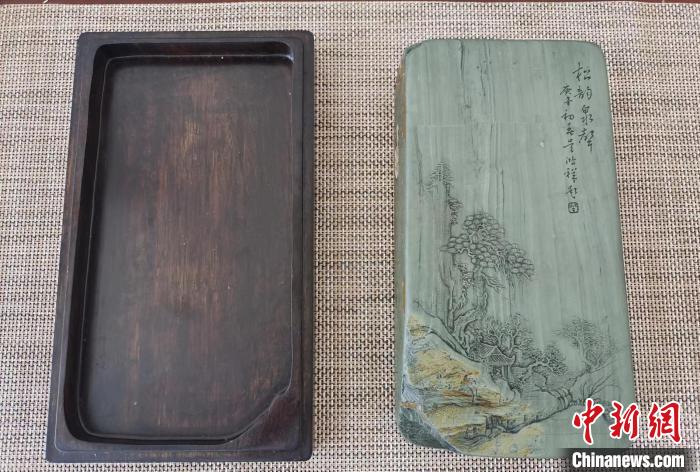 图为甘肃甘南州洮砚艺人为提升洮砚文化内涵,制作“一盒一拓”成品展示。(资料图) 张婧 摄
