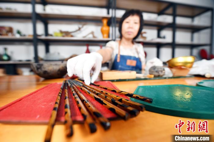 河北“非遗”传人:坚守脱胎漆器髹饰技艺守艺雕刻人生