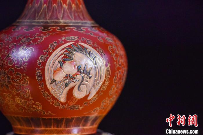 图为许晓芳工作室内,工艺品每一处细节都处理的十分精致。 孙宝宇 摄