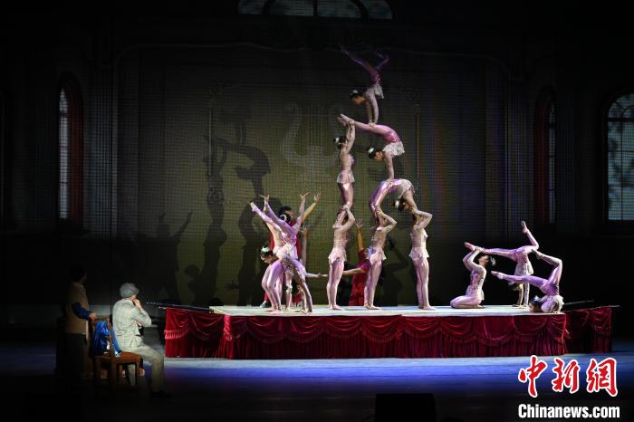 图为大型杂技舞台剧《聂耳》剧照。 李嘉娴 摄
