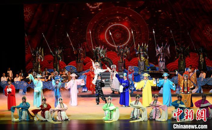 图为第五届川剧节开幕音乐演唱会现场。 周毅 摄