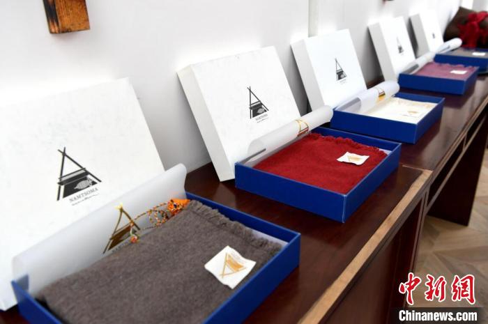 山鹰和团队编制的精美围脖和披肩。　伍排勇 摄