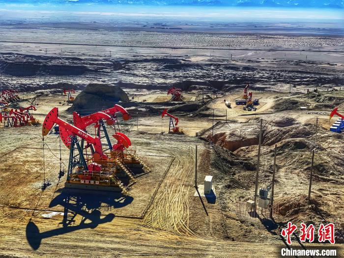 图为青海油田采油机作业。 孙睿 摄