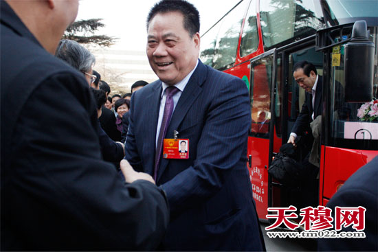 出席两会的北辰区天穆村党委书记穆祥友返津