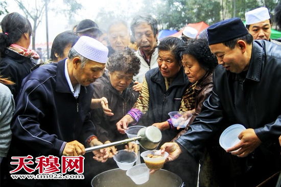来自天津塘沽的新疆籍回民群众告诉记者,他来天津生活将近20年,从来没