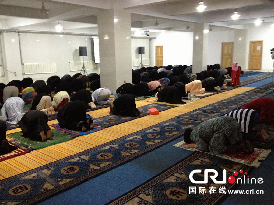 兰州西津东路清真寺穆斯林举行斋月礼拜活动(图)