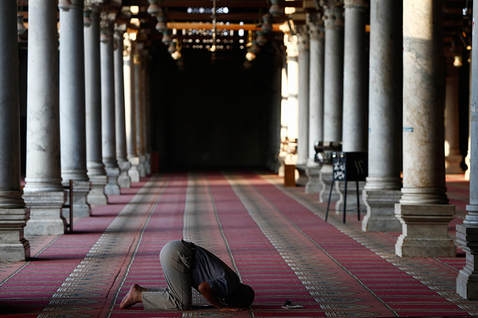 特写:斋月——穆斯林的虔诚祈祷