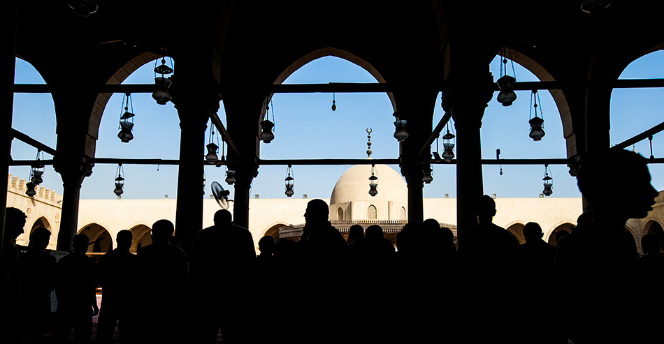 这是6月29日,穆斯林在埃及首都开罗一座清真寺内祷告.