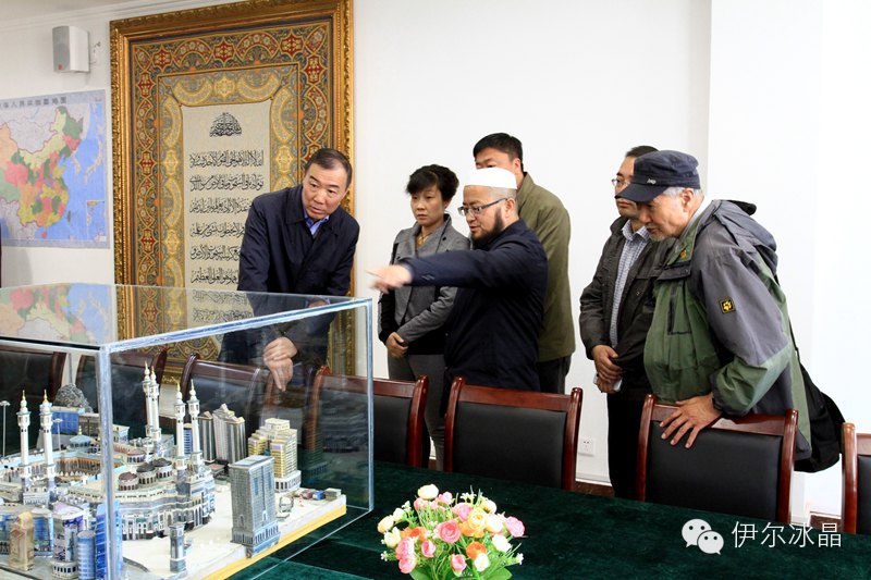 金镖阿訇向来宾介绍图书室情况