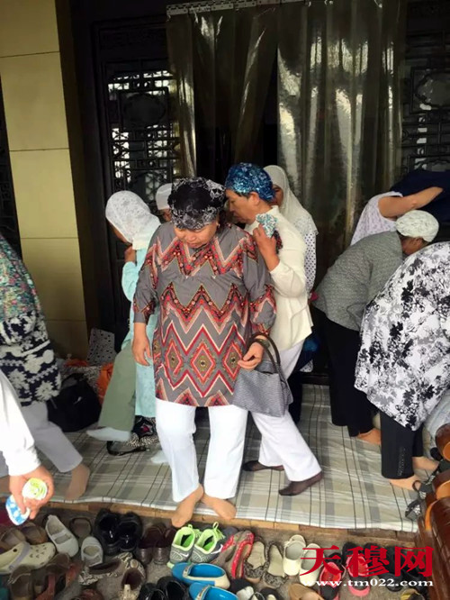 组图:天津北辰区天穆村回民群众迎来开斋节