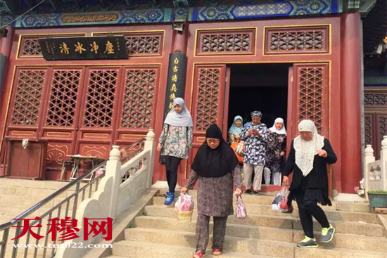 组图:天津北辰区天穆村回民群众迎来开斋节